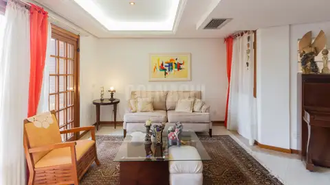 Casa · 4 dormitórios em Petrópolis — miniatura 2