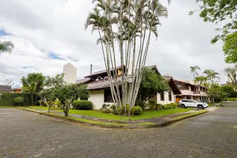 Casa em Condomínio · 5 dormitórios em Petrópolis — miniatura 1