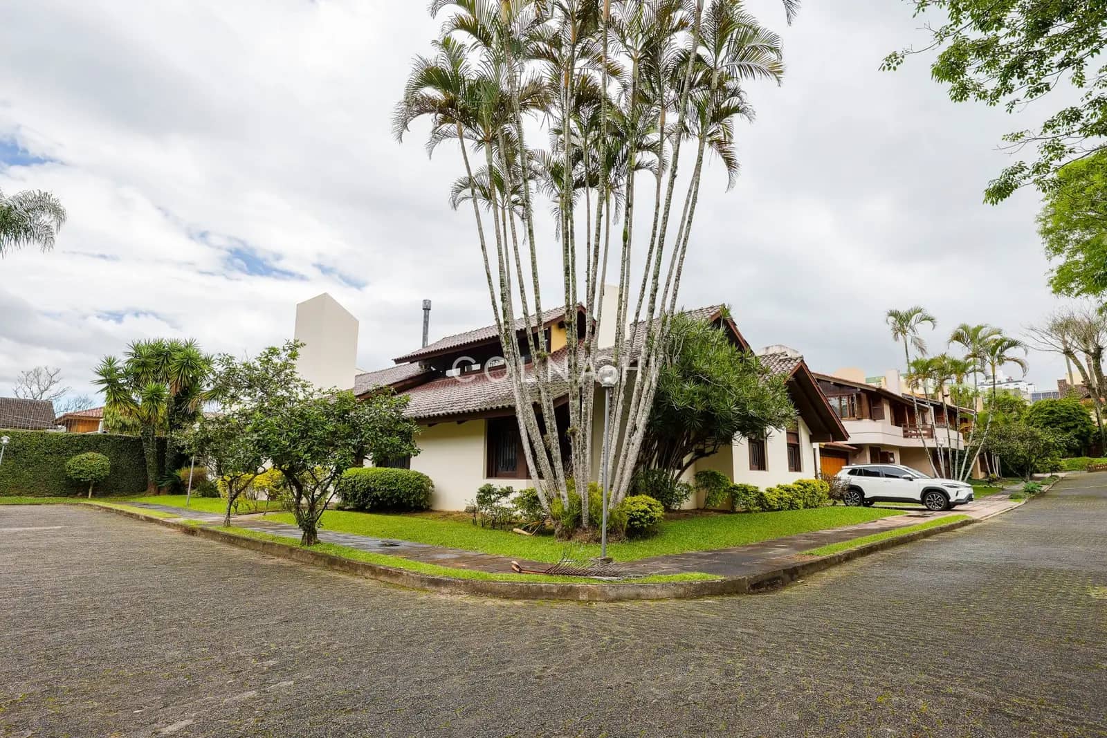 Casa em Condomínio · 5 dormitórios em Petrópolis — Foto 1